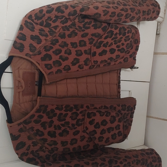 Very cute Leopard Jacket NWOT...never worn...kinda fits like a bomber jacket - Picture 1 of 3